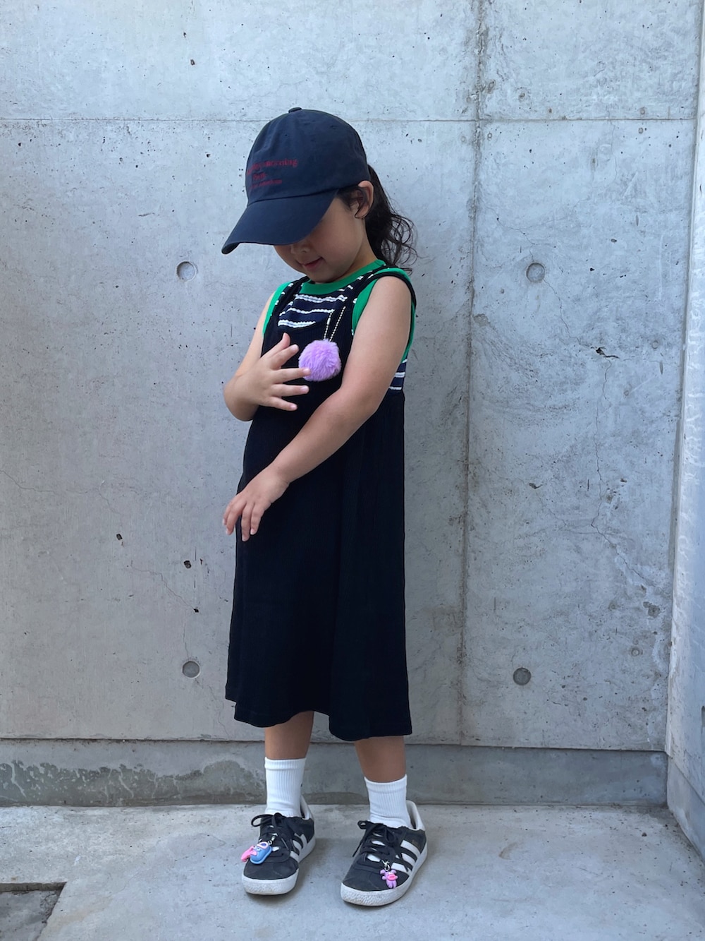 ホワイト系のTシャツ/カットソー、ブラック系のスニーカー、ブルー系のTシャツ/カットソーを着用したキッズの夏コーディネートの2枚目の写真