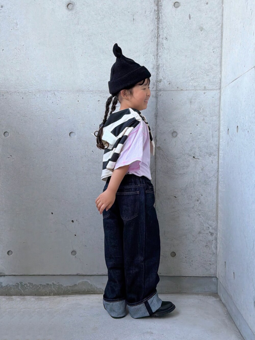 パープル系のTシャツ/カットソー、ブラック系のブーツ、ホワイト系のポロシャツを着用したキッズの秋コーディネートの3枚目の写真