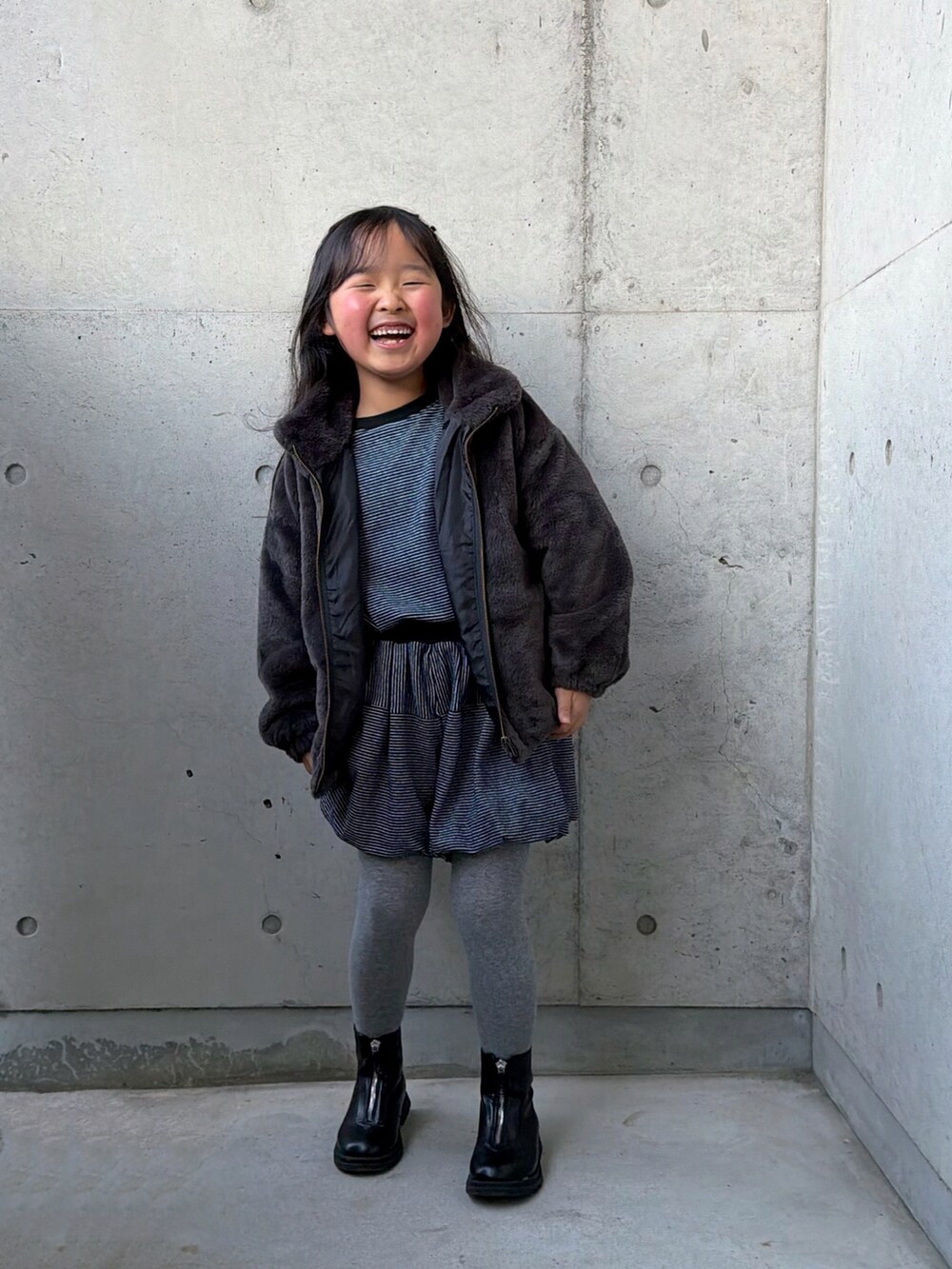 ブラック系のTシャツ/カットソー、グレー系のブルゾン、ブラック系のその他パンツを着用したキッズの冬コーディネートの5枚目の写真