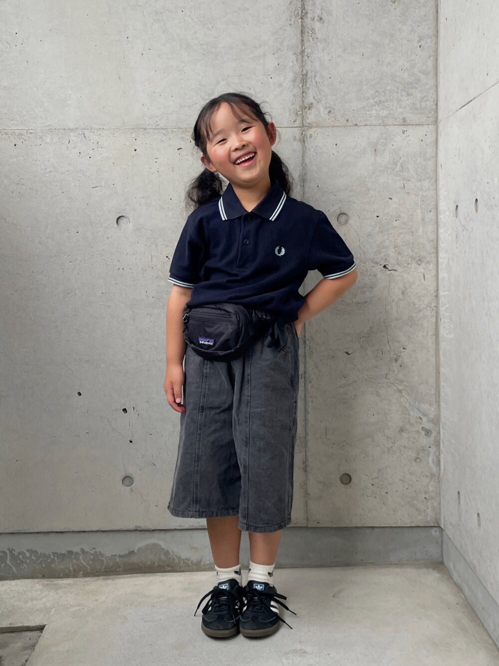 ブラック系のデニムパンツ、ブラック系のスニーカー、ブルー系のポロシャツを着用したキッズの夏コーディネートの5枚目の写真