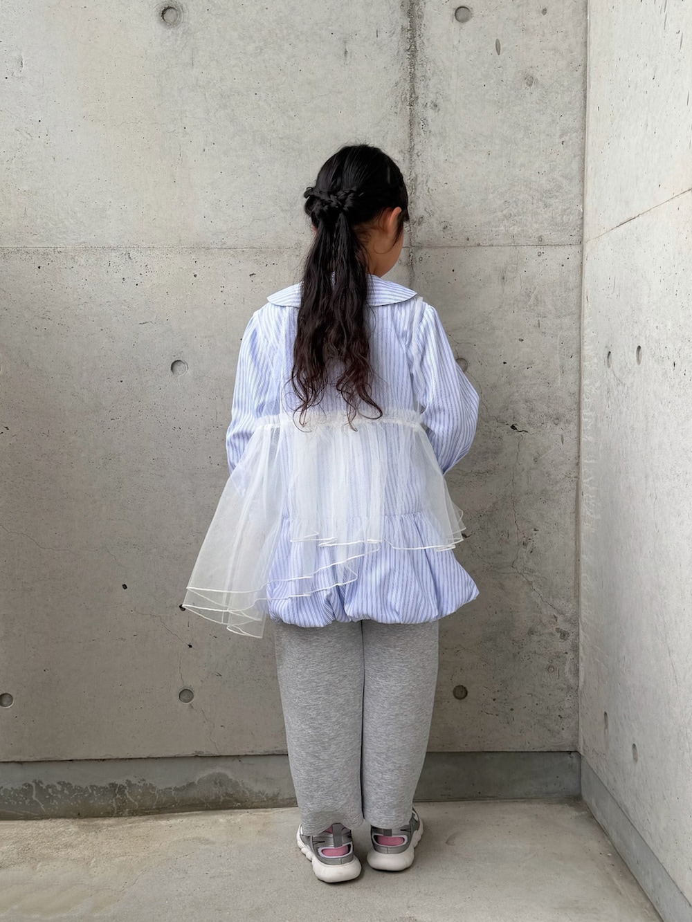 ブルー系のシャツ/ブラウス、ホワイト系のTシャツ/カットソー、シルバー系のスニーカーを着用したキッズの春コーディネートの4枚目の写真