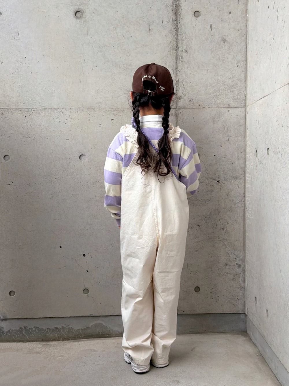 パープル系のTシャツ/カットソー、ホワイト系のサロペット/オーバーオール、ホワイト系のスニーカーを着用したキッズの春コーディネートの3枚目の写真