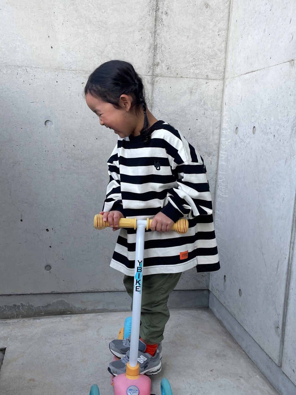 ブラック系のTシャツ/カットソー、グリーン系のその他パンツ、グレー系のスニーカーを着用したキッズの春コーディネートの2枚目の写真