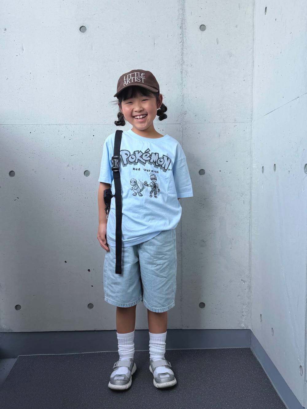 シルバー系のスニーカー、ブルー系のTシャツ/カットソー、ブルー系のパンツを着用したキッズの夏コーディネートの2枚目の写真