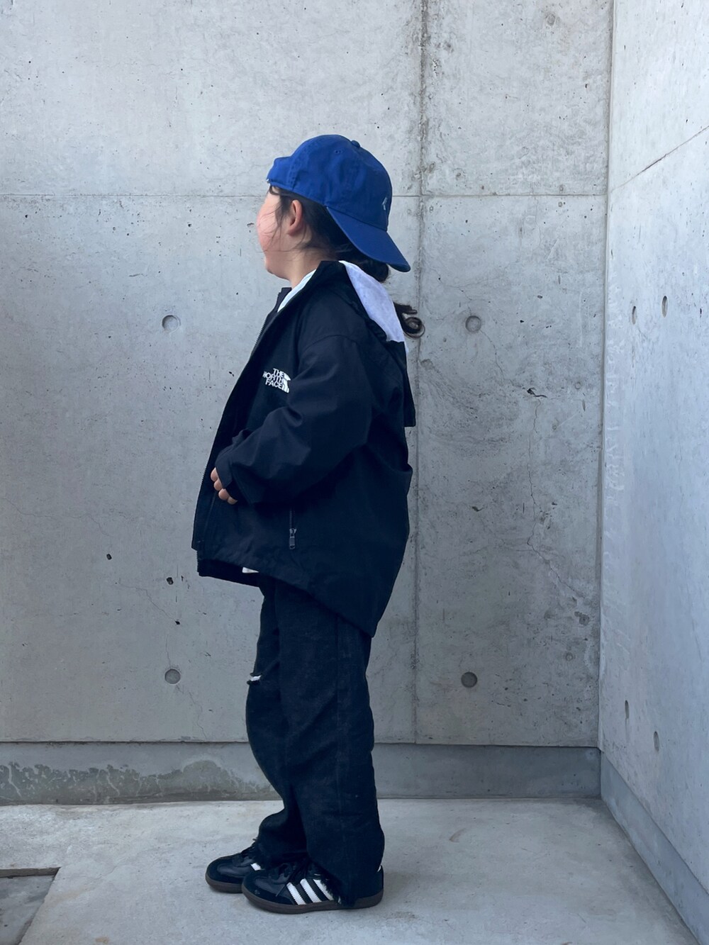 ブラック系のシューズ、グレー系のスウェット、ブラック系のパンツを着用したキッズの冬コーディネートの4枚目の写真