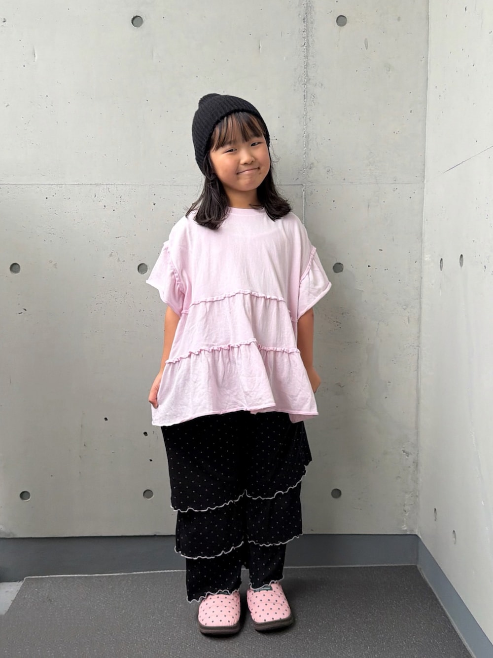 ピンク系のTシャツ/カットソー、ブラック系のその他パンツ、ピンク系のシューズを着用したキッズの秋コーディネートの3枚目の写真