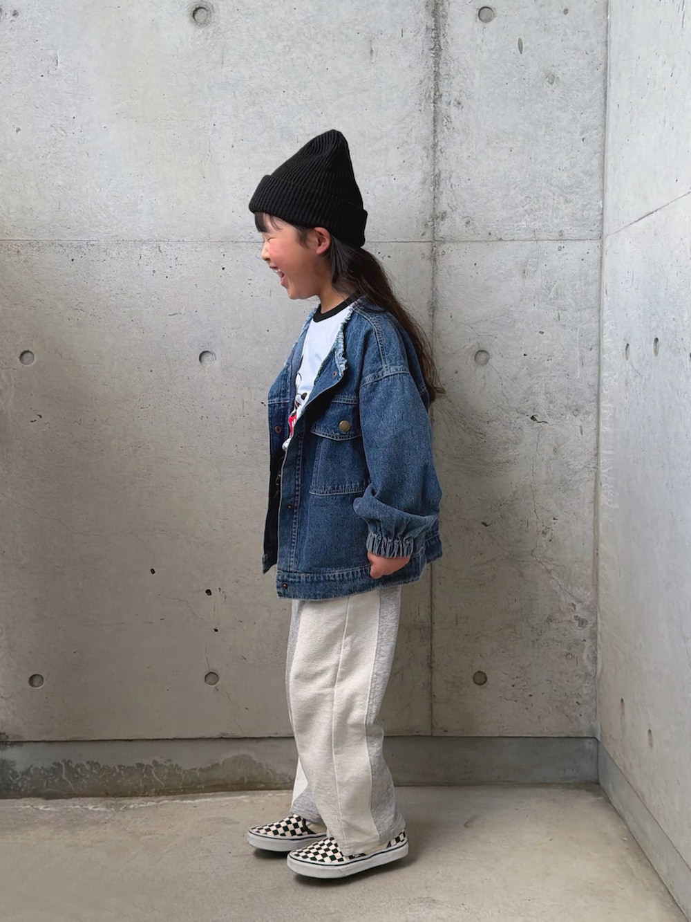 グレー系のスウェットパンツ、ブラック系のボディバッグ/ウエストポーチ、ブラック系のスリッポンを着用したキッズの春コーディネートの2枚目の写真