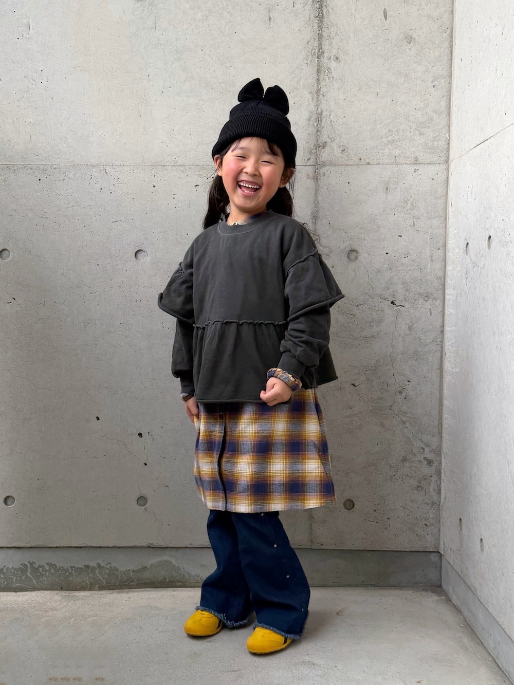 グレー系のTシャツ/カットソー、ベージュ系のミリタリージャケット、ブルー系のデニムパンツを着用したキッズの秋コーディネートの3枚目の写真