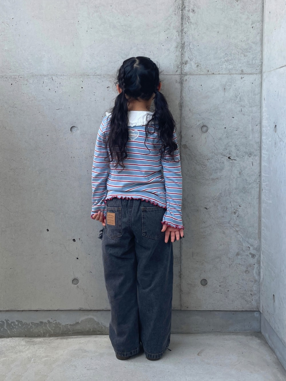 ブラック系のスニーカー、ブルー系のトップス、ブラック系のパンツを着用したキッズの夏コーディネートの3枚目の写真