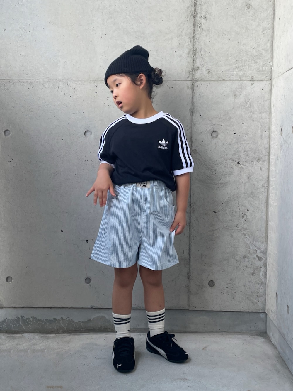 ブラック系のTシャツ/カットソー、ブラック系のスニーカー、ブルー系のパンツを着用したキッズの秋コーディネートの5枚目の写真