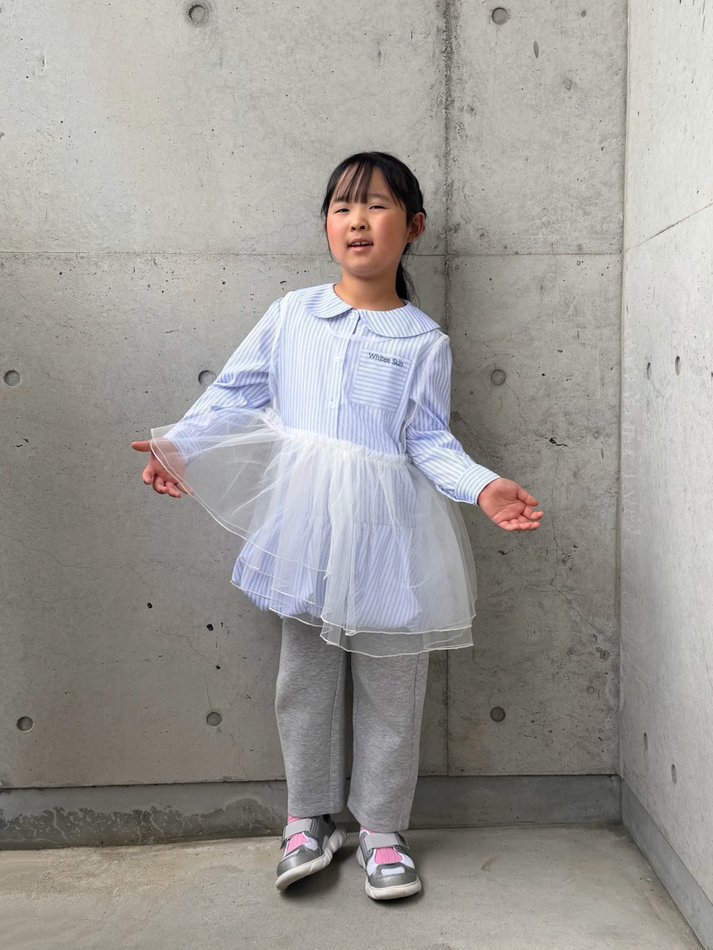 ブルー系のシャツ/ブラウス、ホワイト系のTシャツ/カットソー、シルバー系のスニーカーを着用したキッズの春コーディネートの5枚目の写真