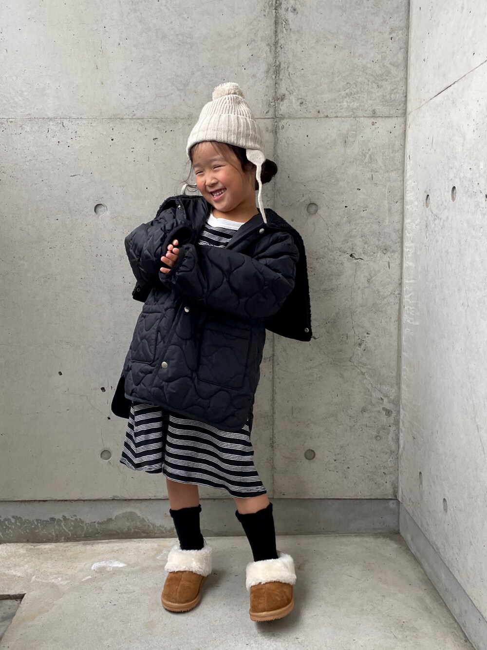 ブラック系のブルゾン、ブラック系のワンピース、ブラック系のキャミソールを着用したキッズの秋コーディネートの4枚目の写真