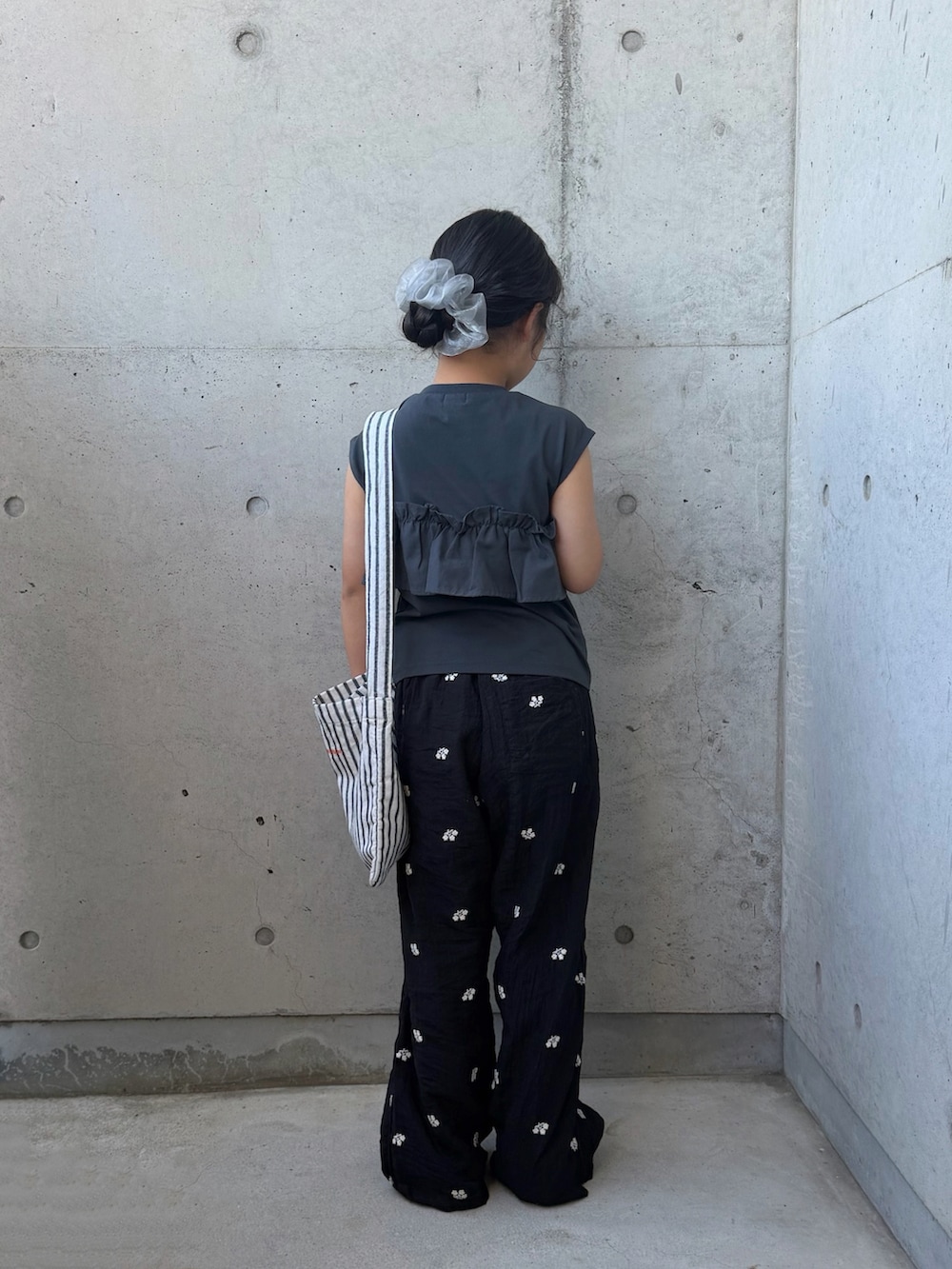 ブラック系のその他パンツ、グレー系のタンクトップ、ブラック系のサンダルを着用したキッズの夏コーディネートの3枚目の写真