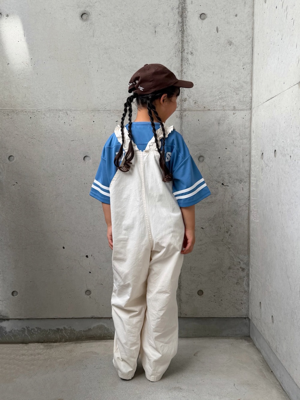 ブルー系のTシャツ/カットソー、ホワイト系のサロペット/オーバーオール、ブラック系のスリッポンを着用したキッズの夏コーディネートの3枚目の写真