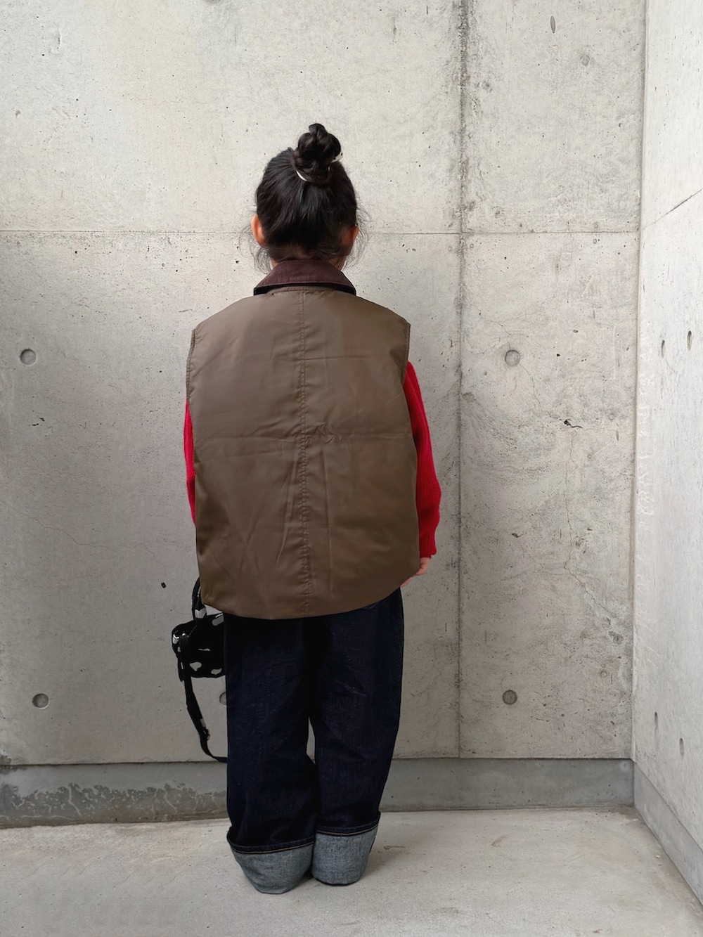 ブラック系のスニーカー、ブラック系のショルダーバッグ、グリーン系のブルゾンを着用したキッズの秋コーディネートの5枚目の写真