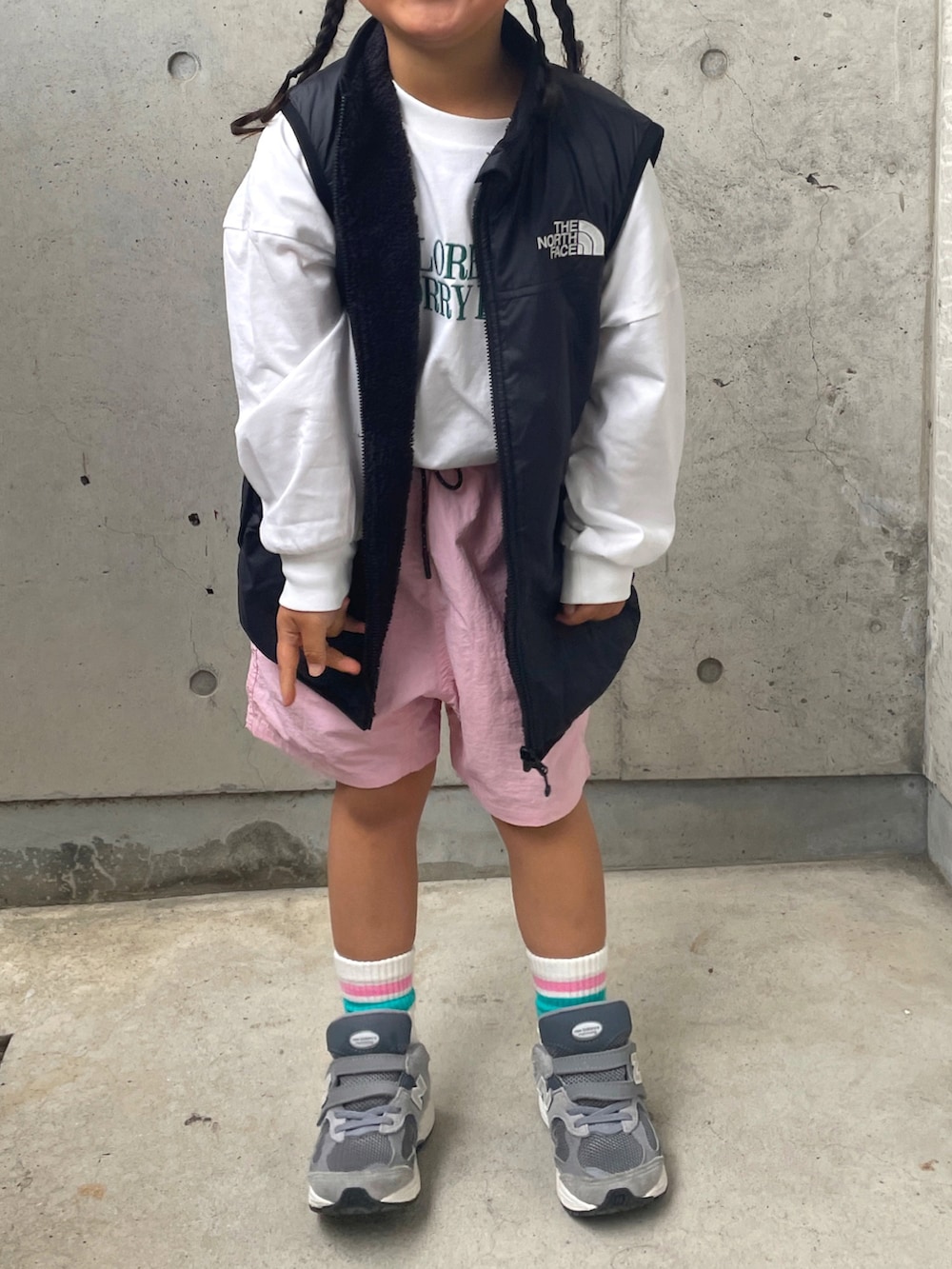ホワイト系のTシャツ/カットソー、ブラック系のベスト、ピンク系のその他パンツを着用したキッズの春コーディネートの3枚目の写真