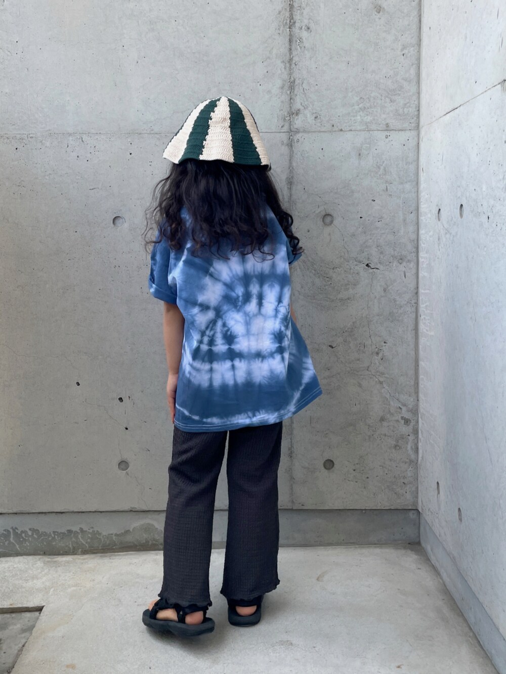 ブルー系のTシャツ/カットソー、グレー系のその他パンツ、ブラック系のサンダルを着用したキッズの夏コーディネートの2枚目の写真