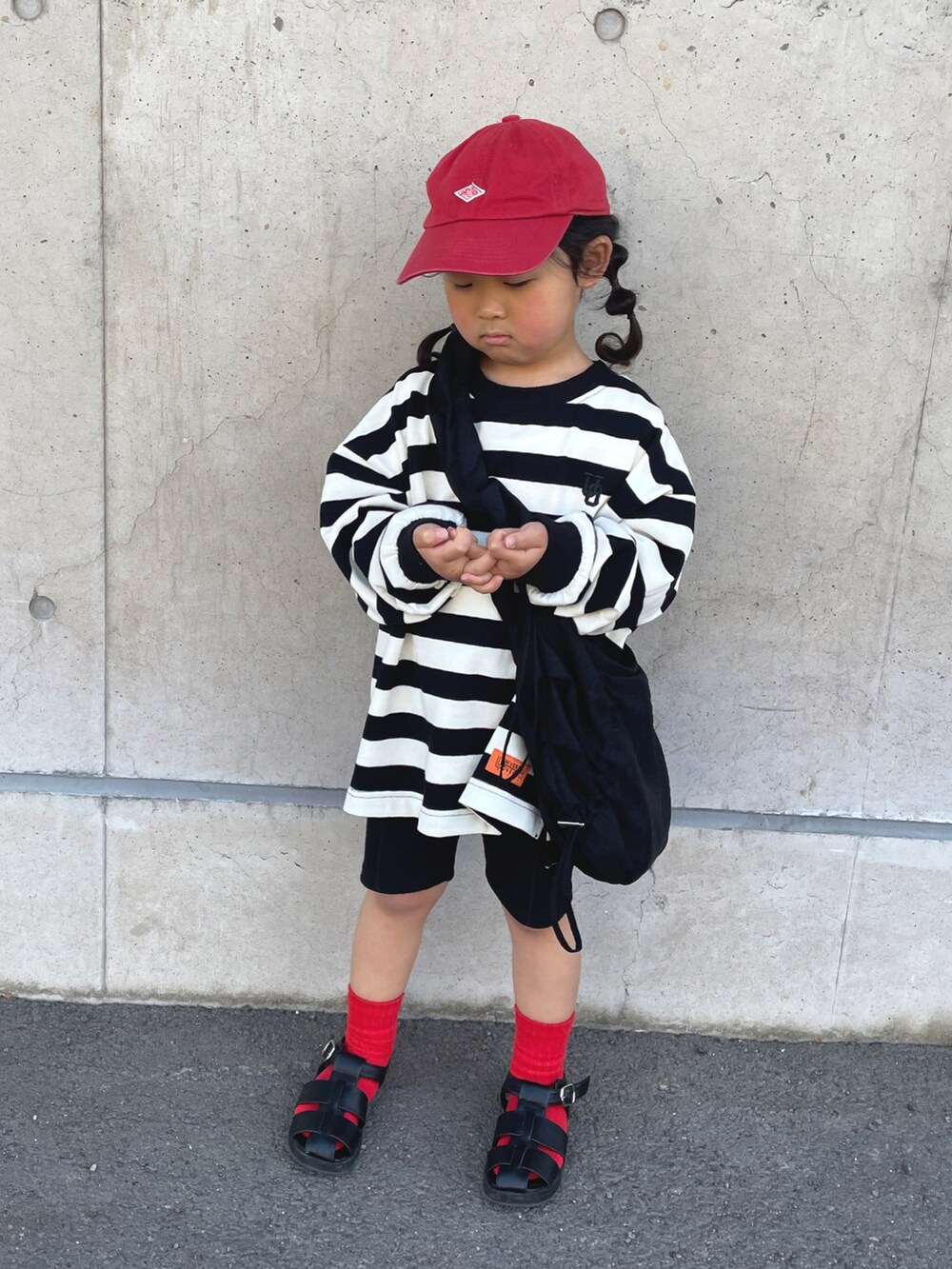 ブラック系のTシャツ/カットソー、ブラック系のショルダーバッグ、ブラック系のサンダルを着用したキッズの春コーディネートの3枚目の写真