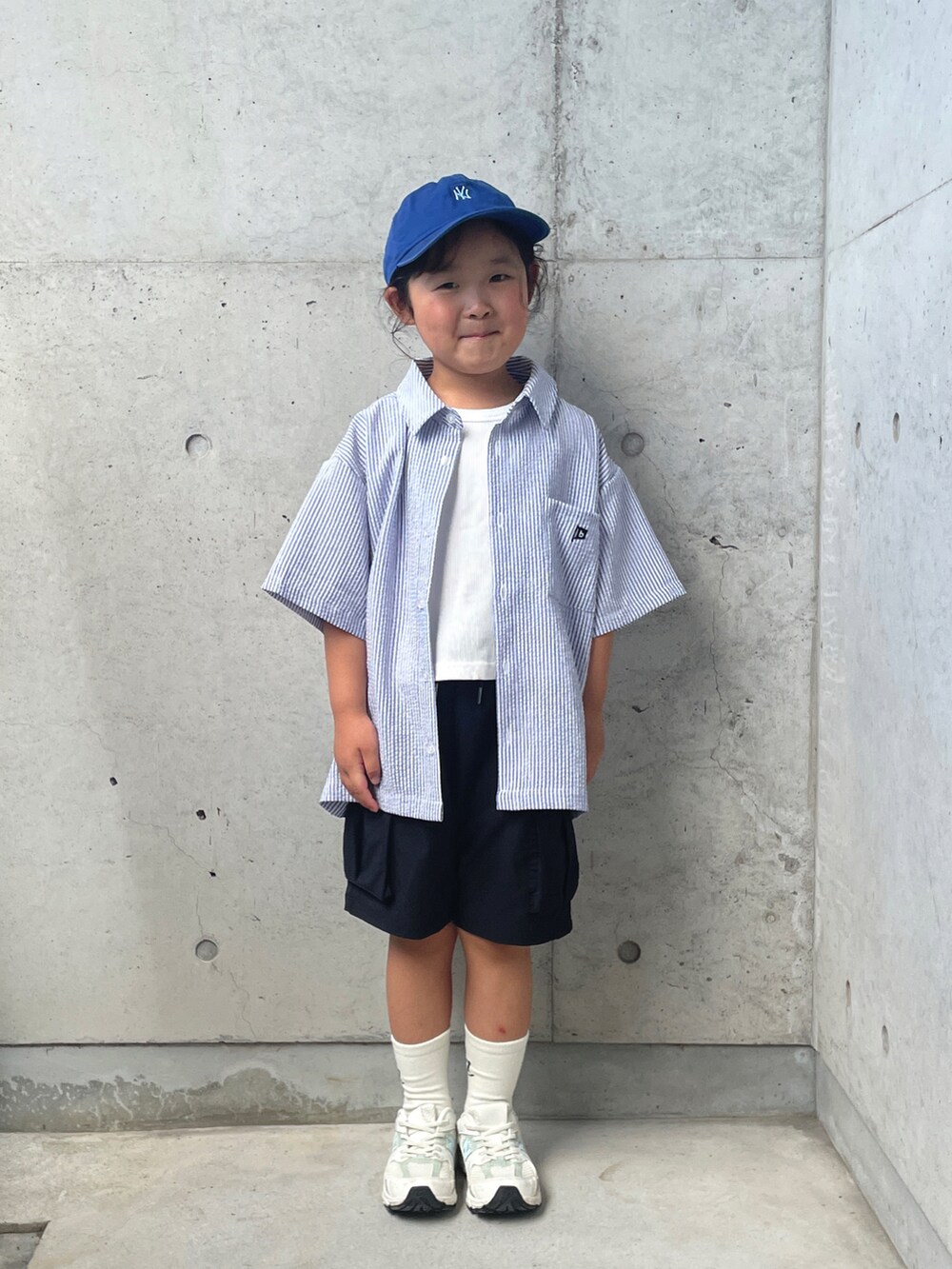 ブルー系のシャツ/ブラウス、ブラック系のパンツ、ホワイト系のスニーカーを着用したキッズの夏コーディネートの3枚目の写真