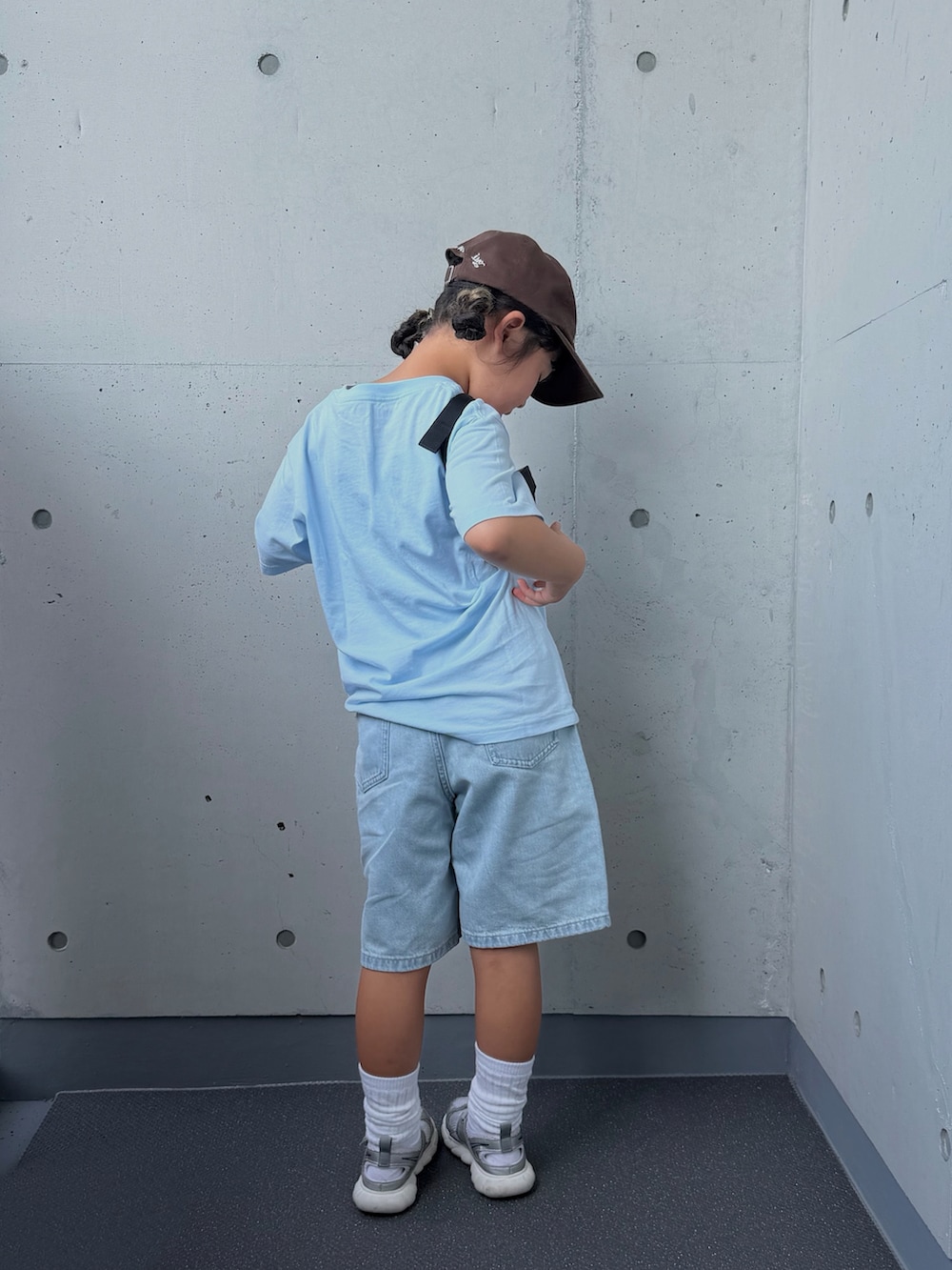 シルバー系のスニーカー、ブルー系のTシャツ/カットソー、ブルー系のパンツを着用したキッズの夏コーディネートの4枚目の写真