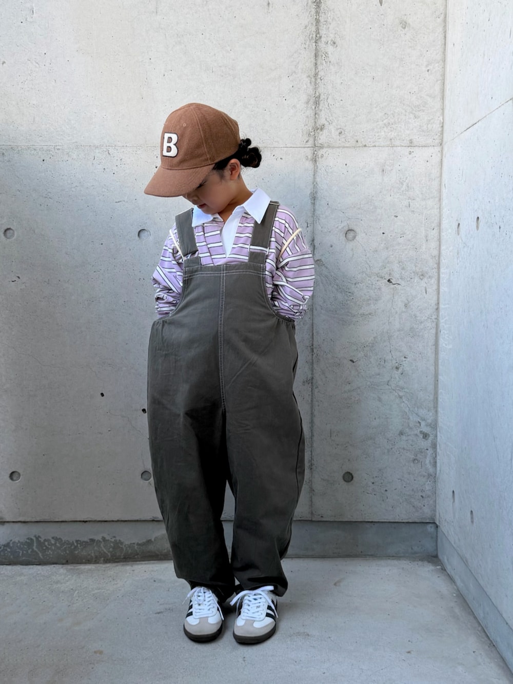 パープル系のポロシャツ、グレー系のサロペット/オーバーオール、パープル系のエコバッグ/サブバッグを着用したキッズの秋コーディネートの5枚目の写真
