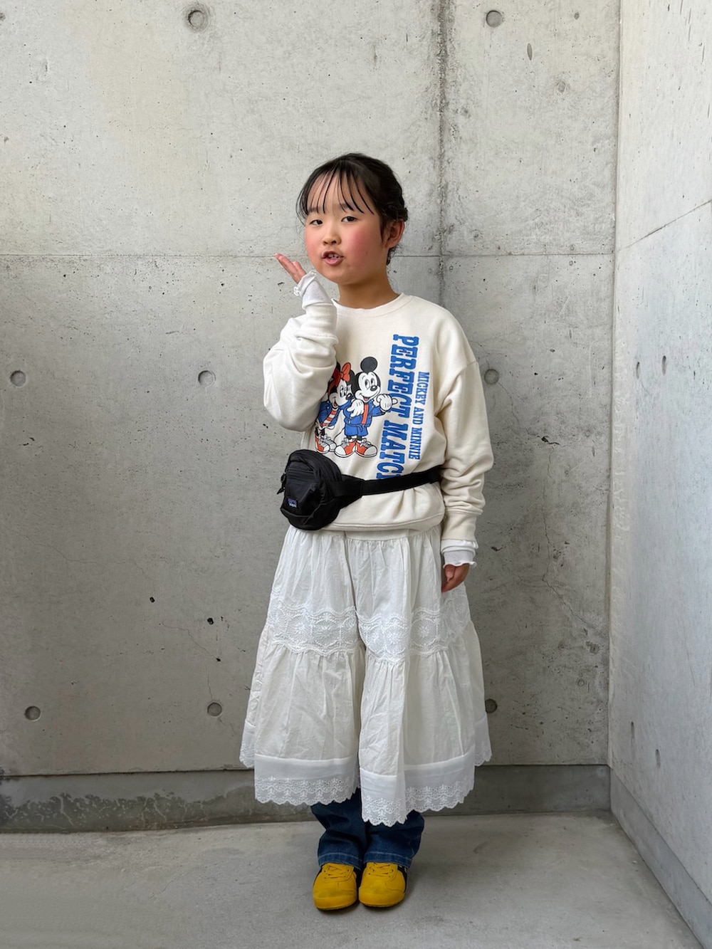 ホワイト系のスウェット、ブルー系のデニムパンツ、ブラック系のボディバッグ/ウエストポーチを着用したキッズの春コーディネートの3枚目の写真