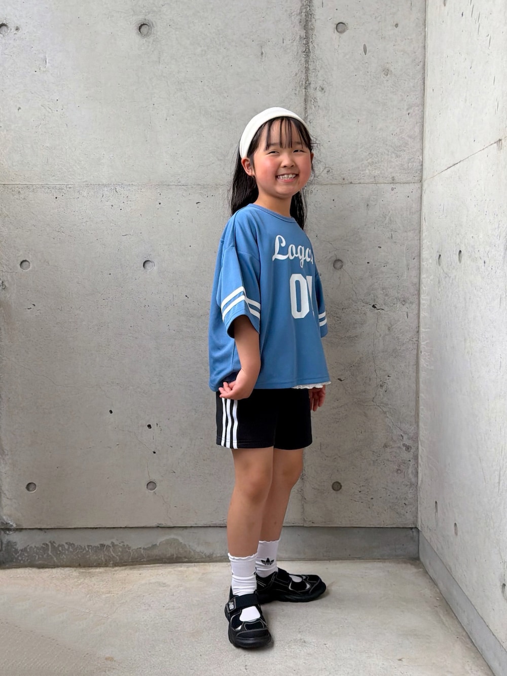 ブルー系のTシャツ/カットソー、ブラック系のサンダル、ブラック系のその他パンツを着用したキッズの春コーディネートの2枚目の写真