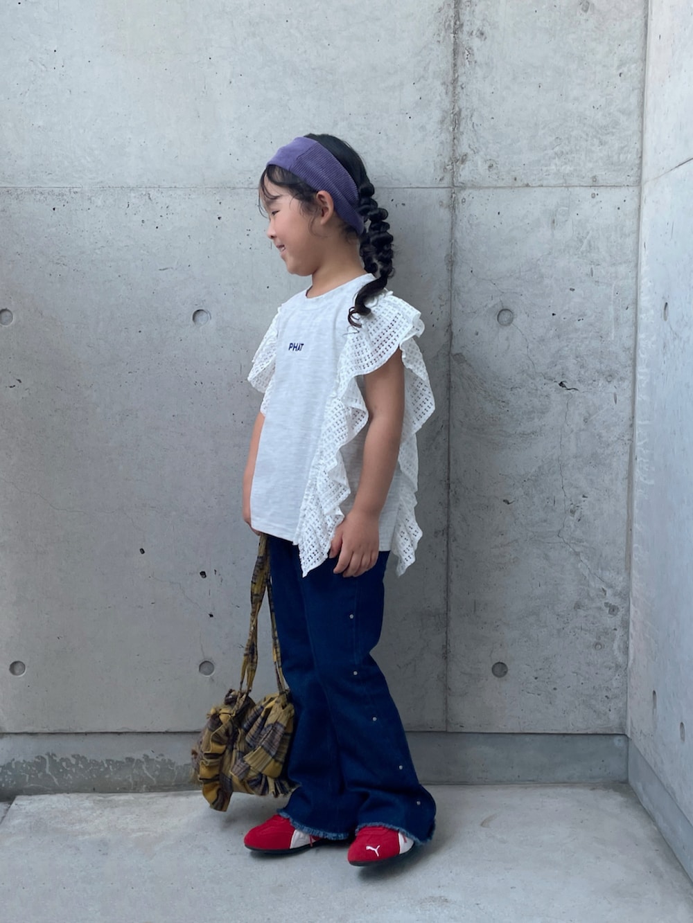 グレー系のTシャツ/カットソー、レッド系のスニーカー、ブルー系のデニムパンツを着用したキッズの夏コーディネートの5枚目の写真