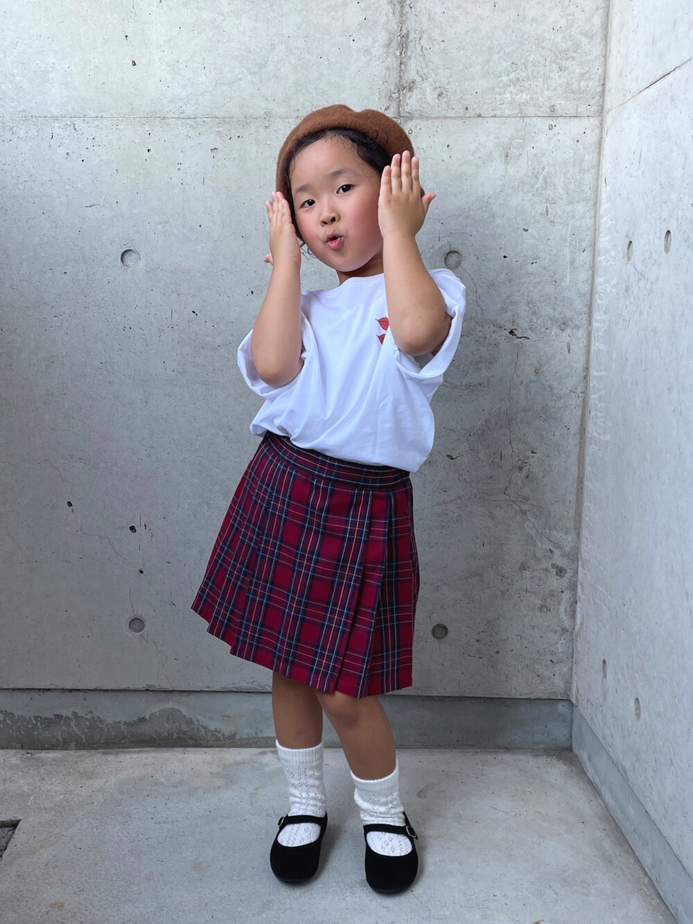 ホワイト系のTシャツ/カットソー、レッド系のパンツ、ブラック系のバレエシューズを着用したキッズの秋コーディネートの3枚目の写真