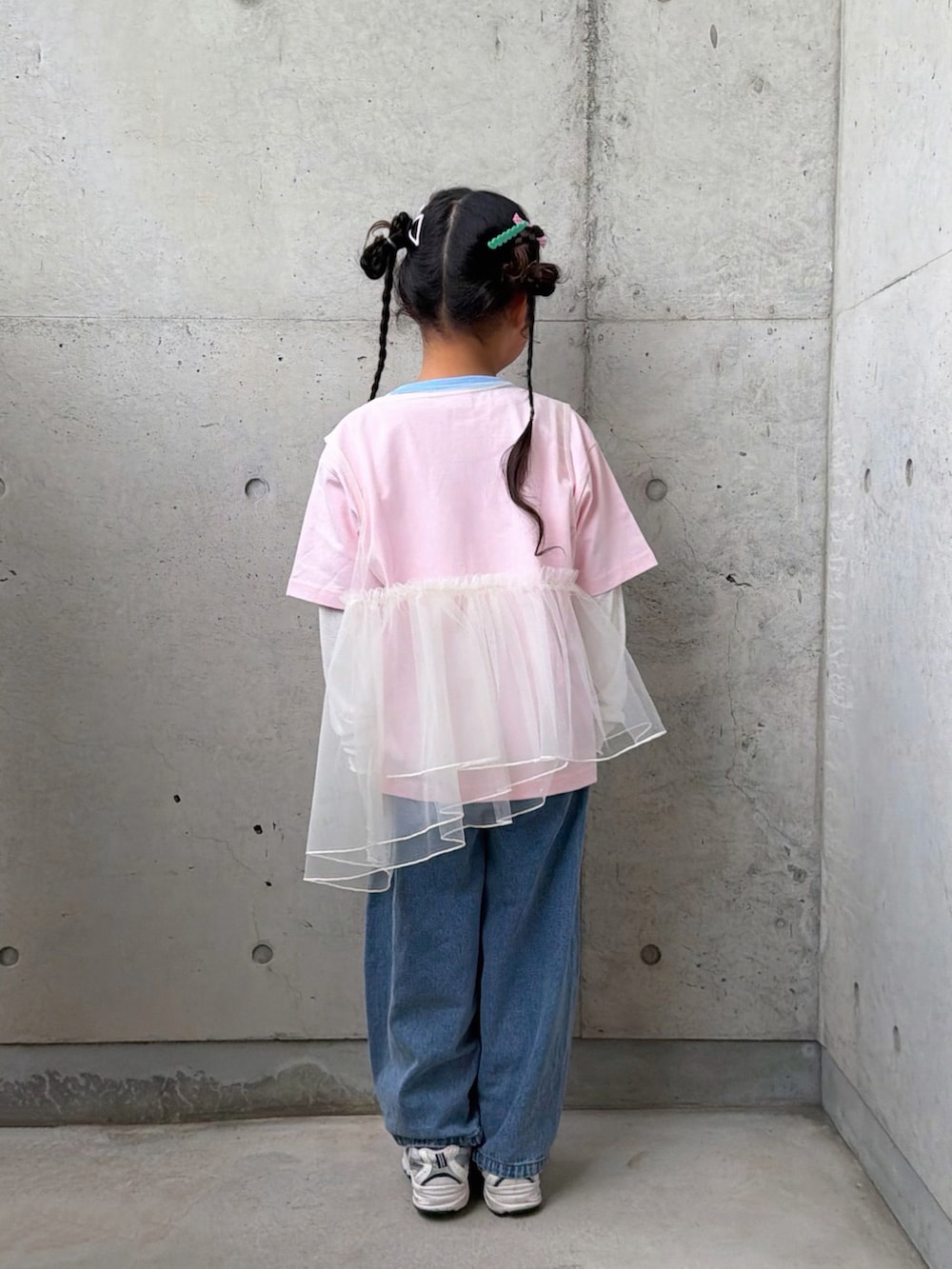 ホワイト系のTシャツ/カットソー、ホワイト系のスニーカー、ピンク系のTシャツ/カットソーを着用したキッズの春コーディネートの4枚目の写真