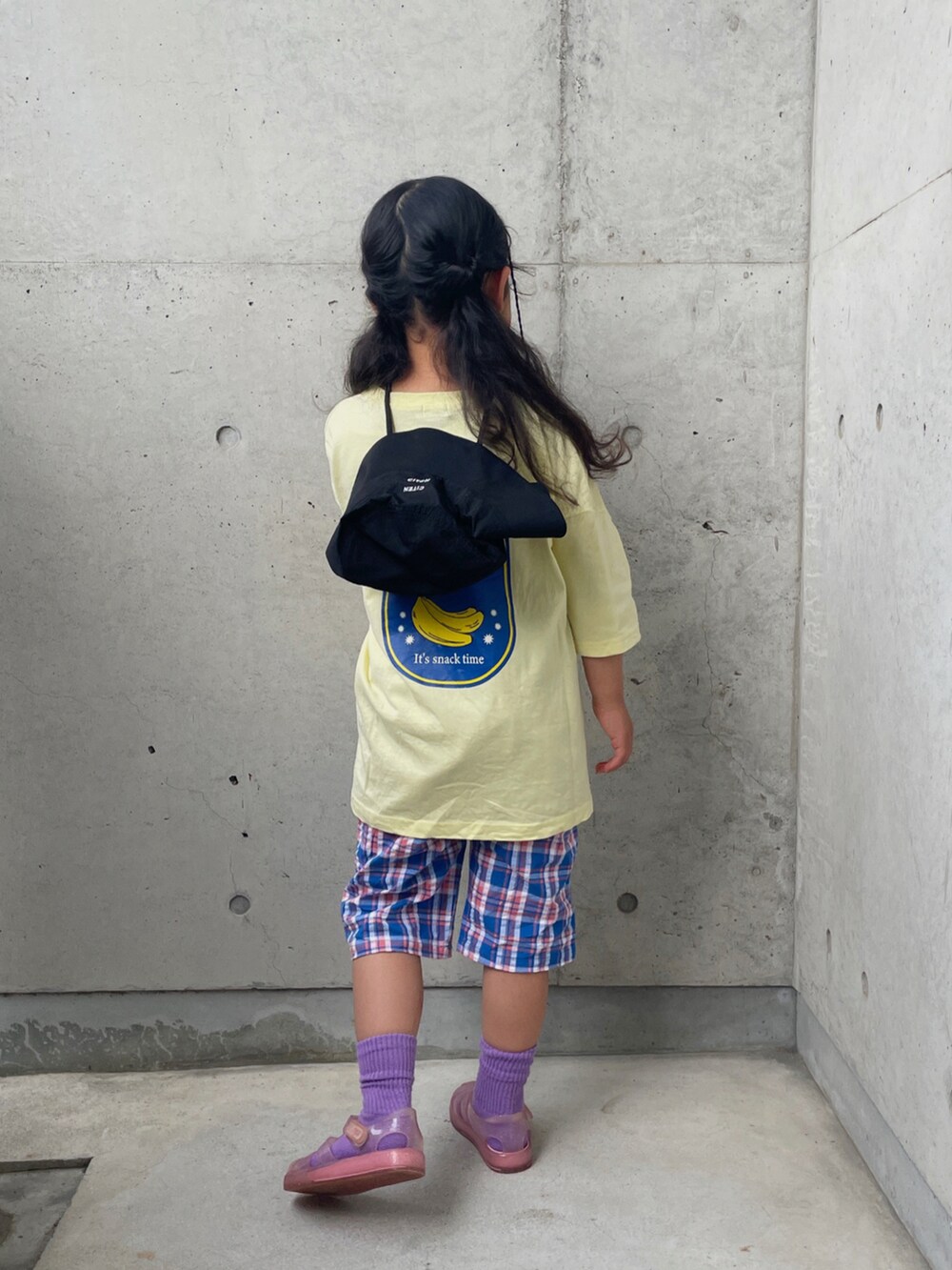 ブルー系のその他パンツ、イエロー系のTシャツ/カットソー、その他のサンダルを着用したキッズの夏コーディネートの4枚目の写真