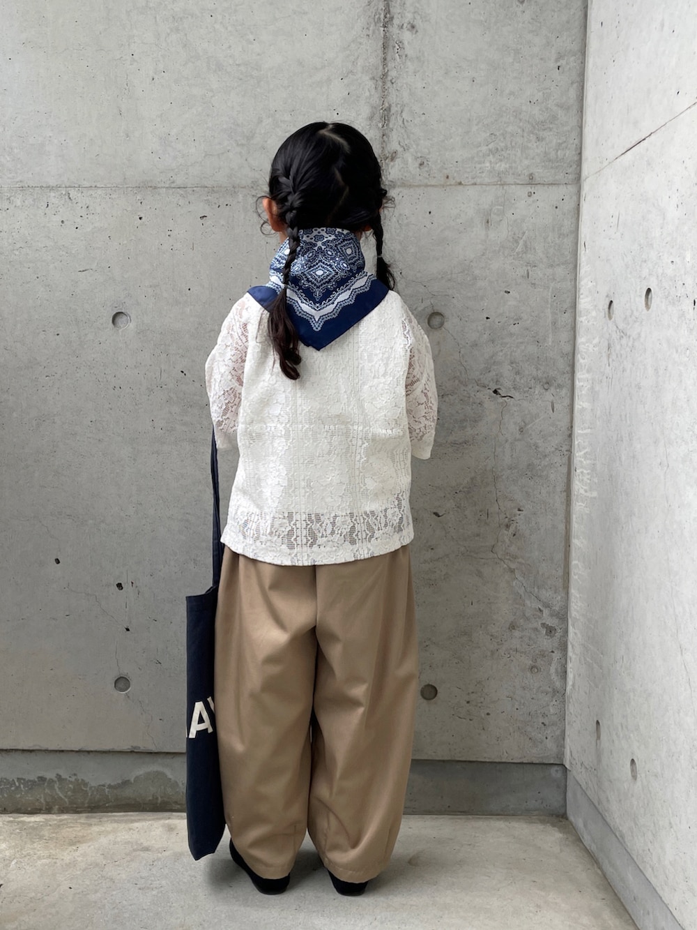 「green label relaxingのTJ GLR リボン オペラシューズ / キッズ 17cm-21cm(その他シューズ、ブラック系)」を使った、ioooさん(キッズ・110cm)の春コーディネートの4枚目の写真