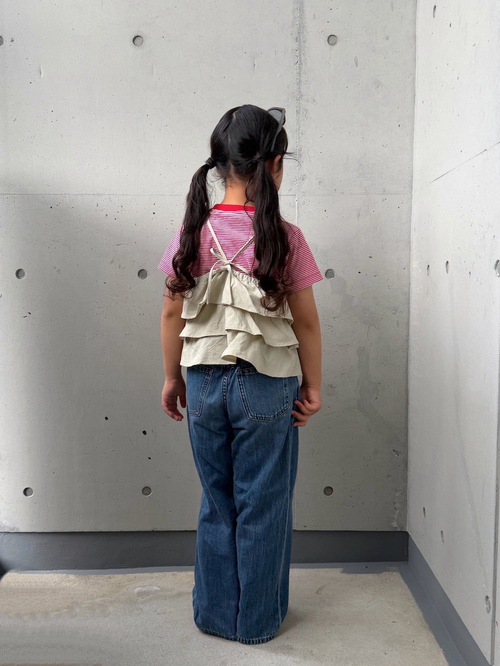 レッド系のTシャツ/カットソー、ホワイト系のTシャツ/カットソー、ブラック系のサンダルを着用したキッズの夏コーディネートの4枚目の写真