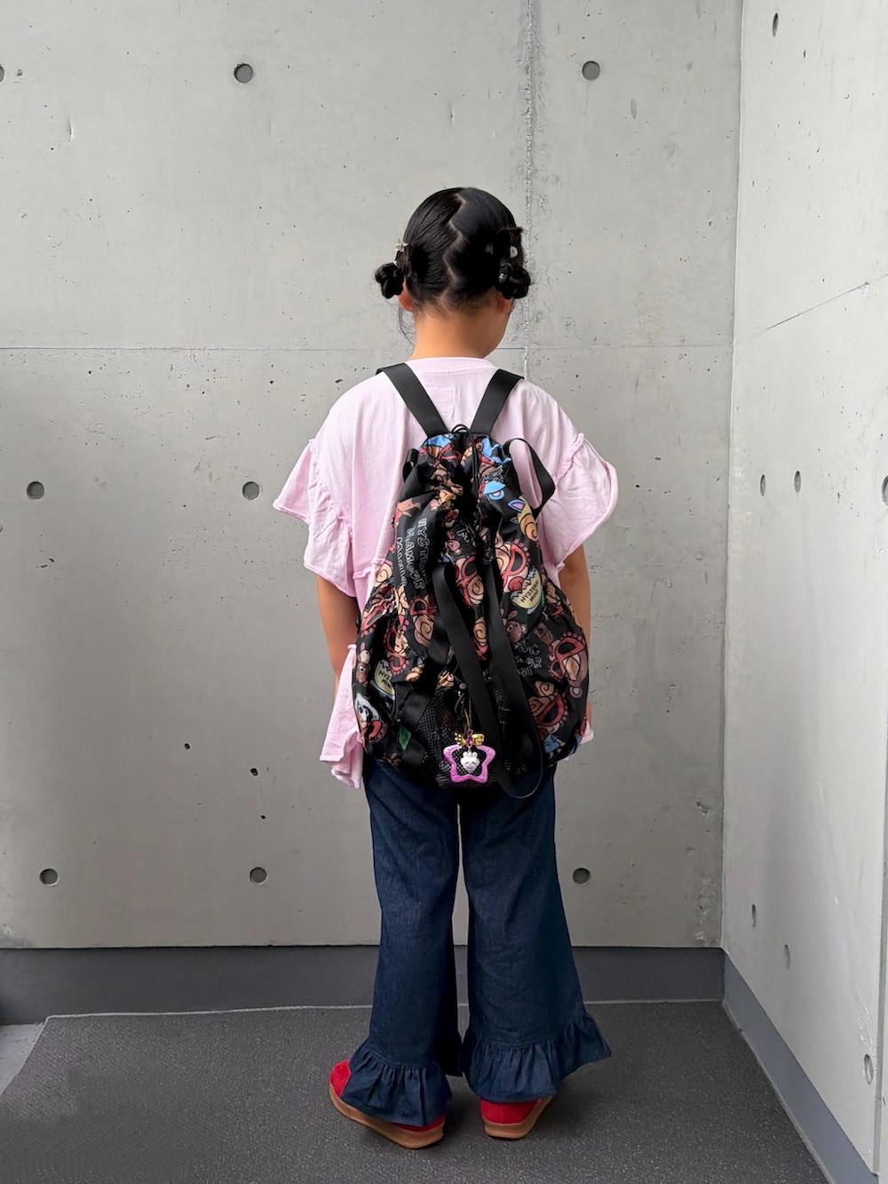 ブルー系のデニムパンツ、ピンク系のTシャツ/カットソー、レッド系のスニーカーを着用したキッズの秋コーディネートの4枚目の写真