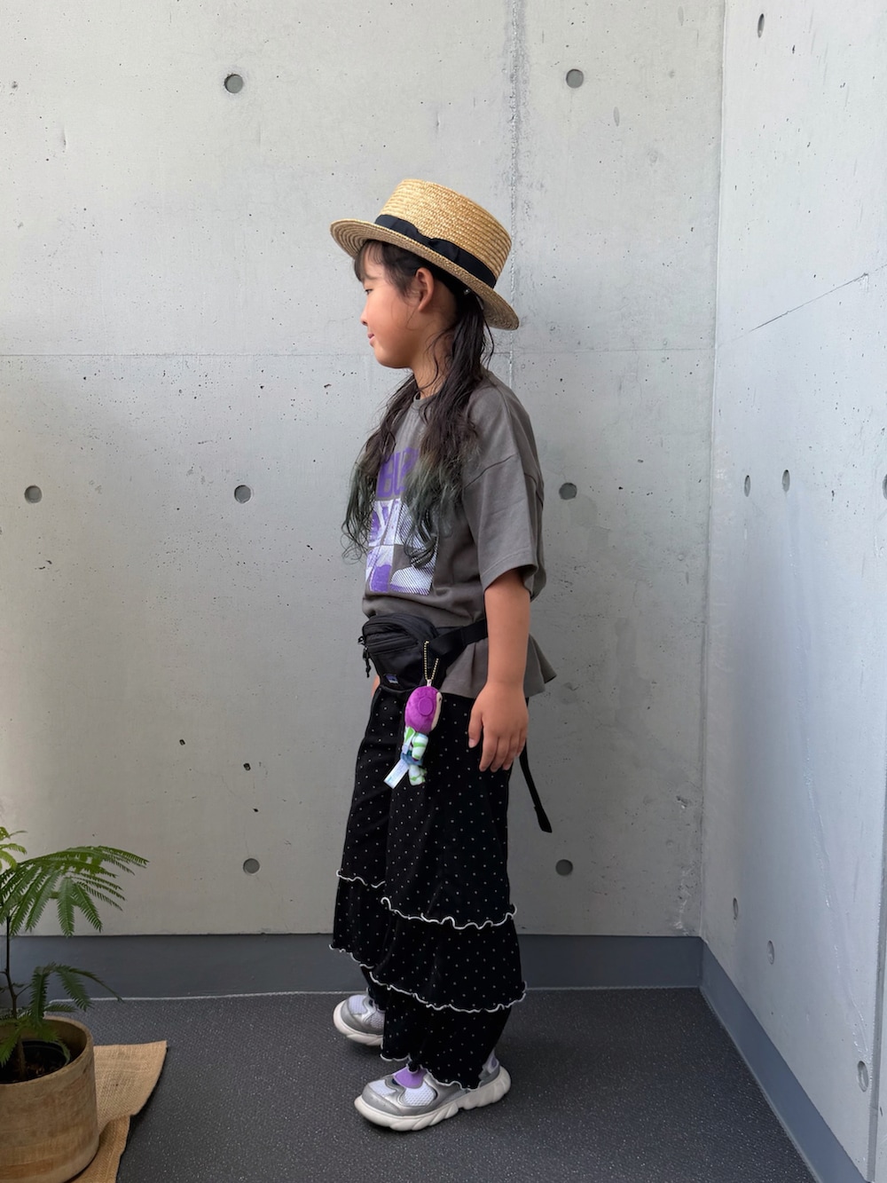 ブラック系のその他パンツ、ブラック系のTシャツ/カットソー、ブラック系のボディバッグ/ウエストポーチを着用したキッズの夏コーディネートの2枚目の写真