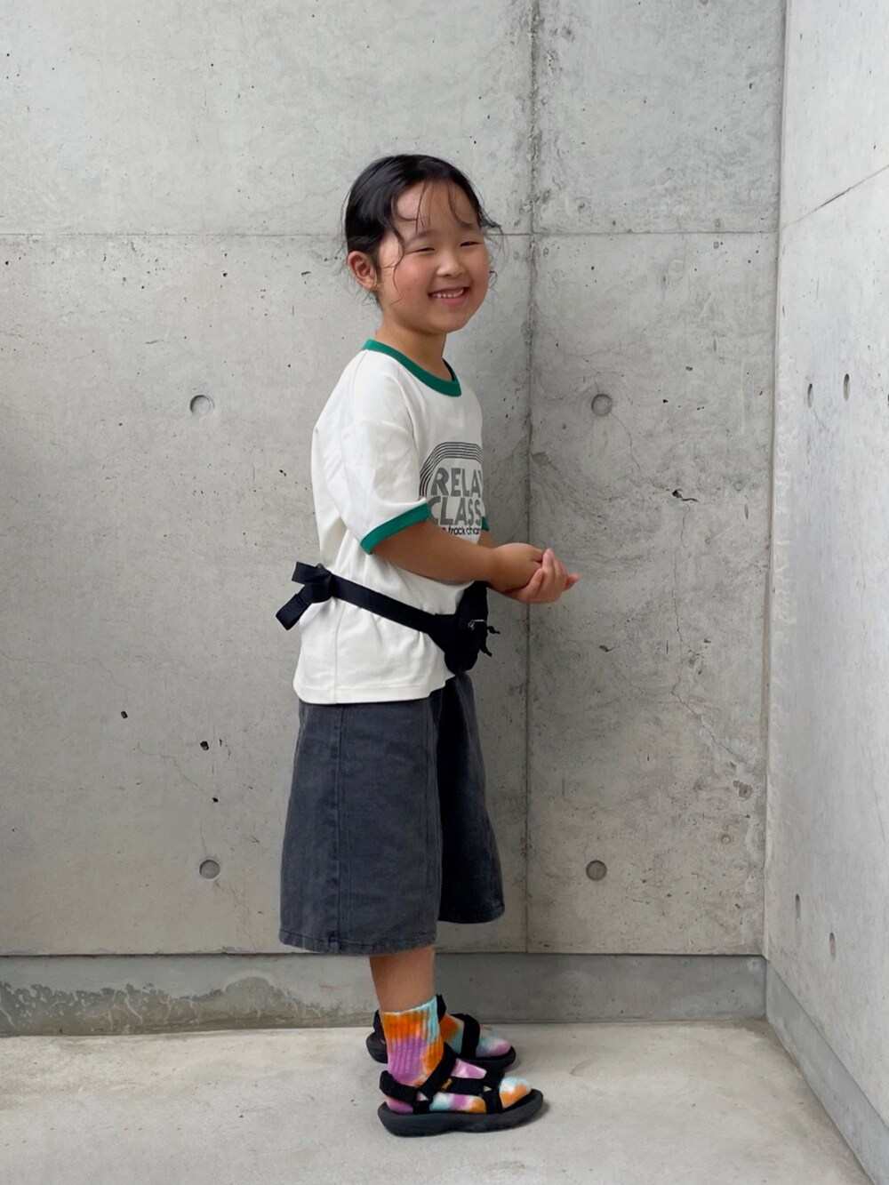 ブラック系のデニムパンツ、ブラック系のサンダル、ブラック系のボディバッグ/ウエストポーチを着用したキッズの夏コーディネートの3枚目の写真