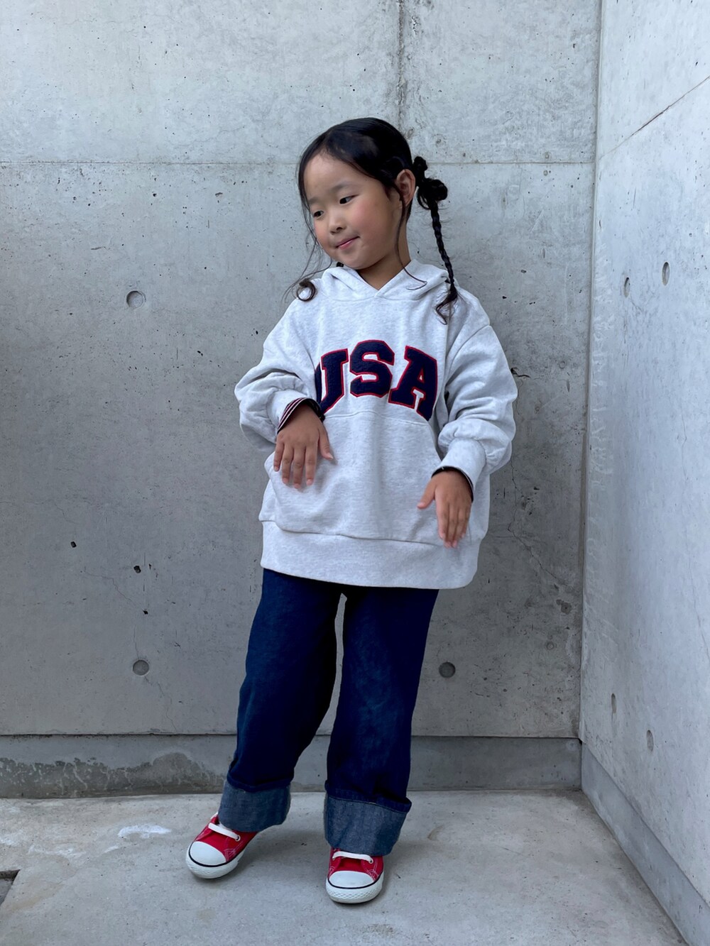 グレー系のスウェット、ブルー系のパンツ、レッド系のTシャツ/カットソーを着用したキッズの秋コーディネートの5枚目の写真