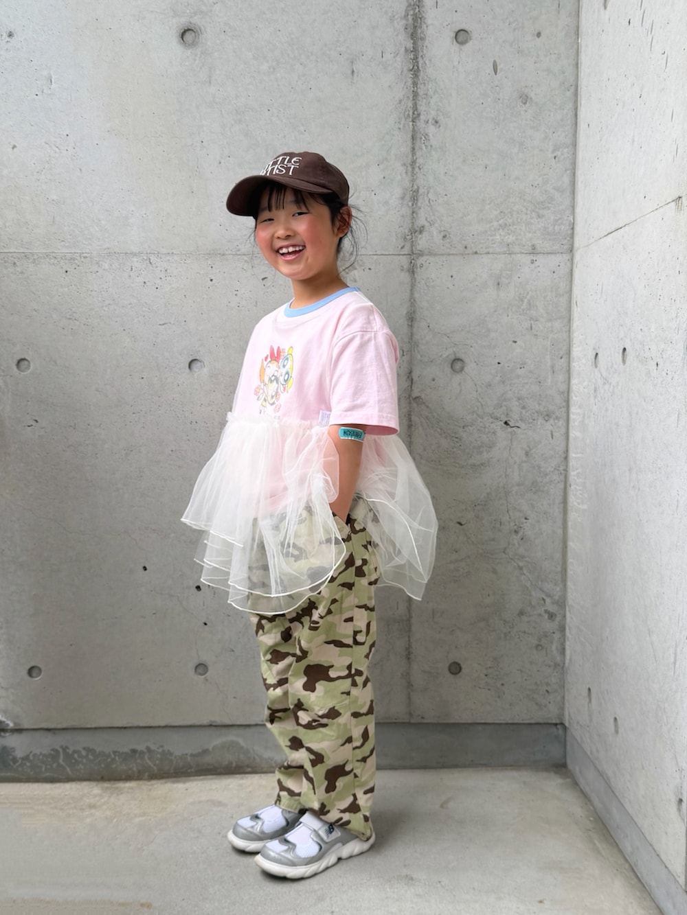 その他のその他パンツ、ピンク系のTシャツ/カットソー、ホワイト系のTシャツ/カットソーを着用したキッズの春コーディネートの2枚目の写真