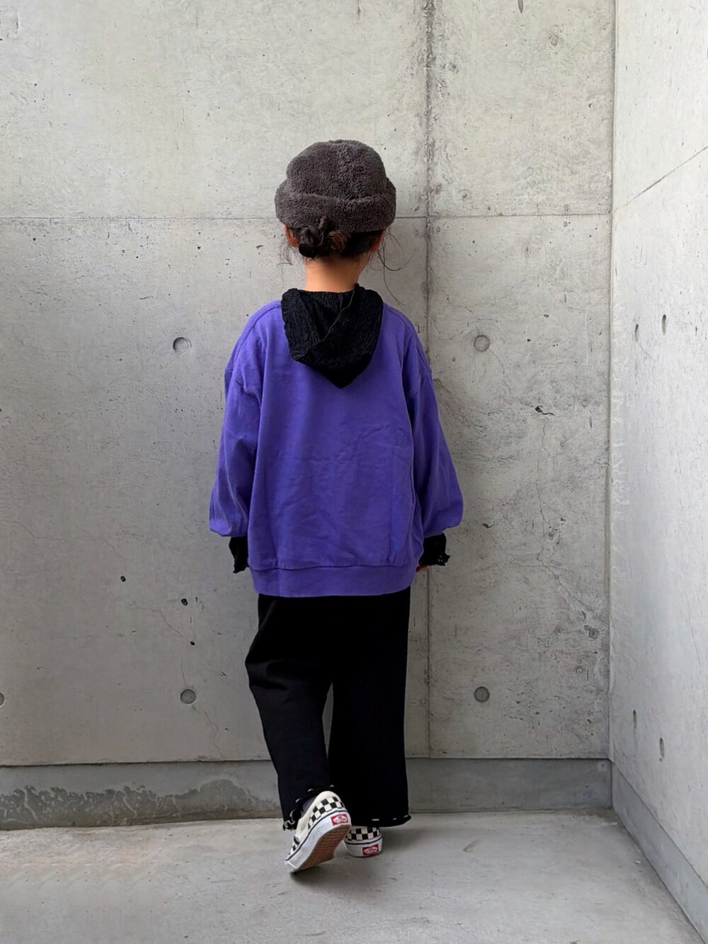 パープル系のTシャツ/カットソー、ブラック系のTシャツ/カットソー、ブラック系のスウェットパンツを着用したキッズの秋コーディネートの3枚目の写真