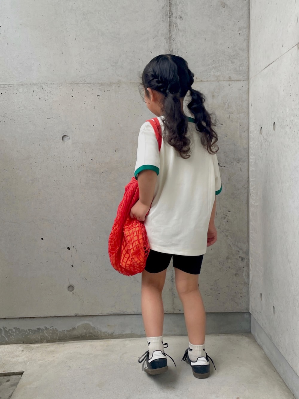 「キッズコーデ、リンガーTシャツ、リブパンツ、スニーカー、トートバッグ」｜「adidasのサンバ OG キッズ / Samba OG Kids（シューズ、ブラック系）」を使った、ioooさん（キッズ・110cm）の春コーディネートの4枚目の写真
