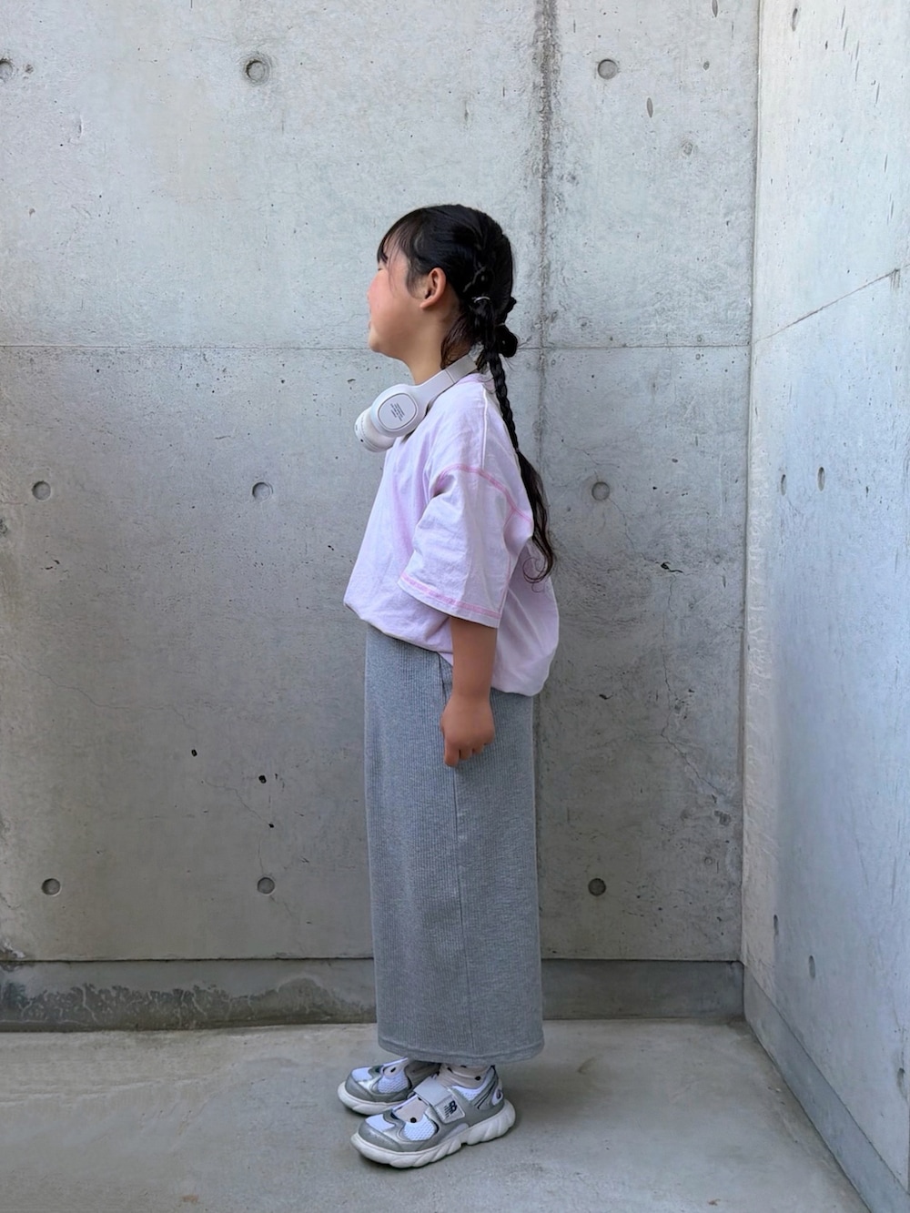 パープル系のTシャツ/カットソー、グレー系のスカート、シルバー系のスニーカーを着用したキッズの春コーディネートの2枚目の写真