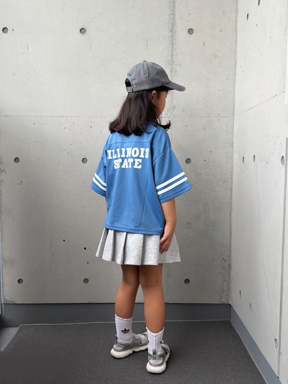 グレー系のスニーカー、ブルー系のTシャツ/カットソー、グレー系のスカートを着用したキッズの秋コーディネートの2枚目の写真