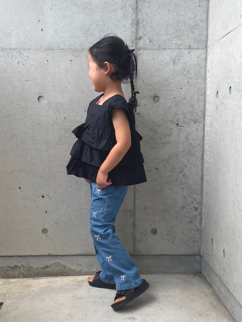 ブルー系のパンツ、ピンク系のキャミソール、ブラック系のシャツ/ブラウスを着用したキッズの夏コーディネートの4枚目の写真