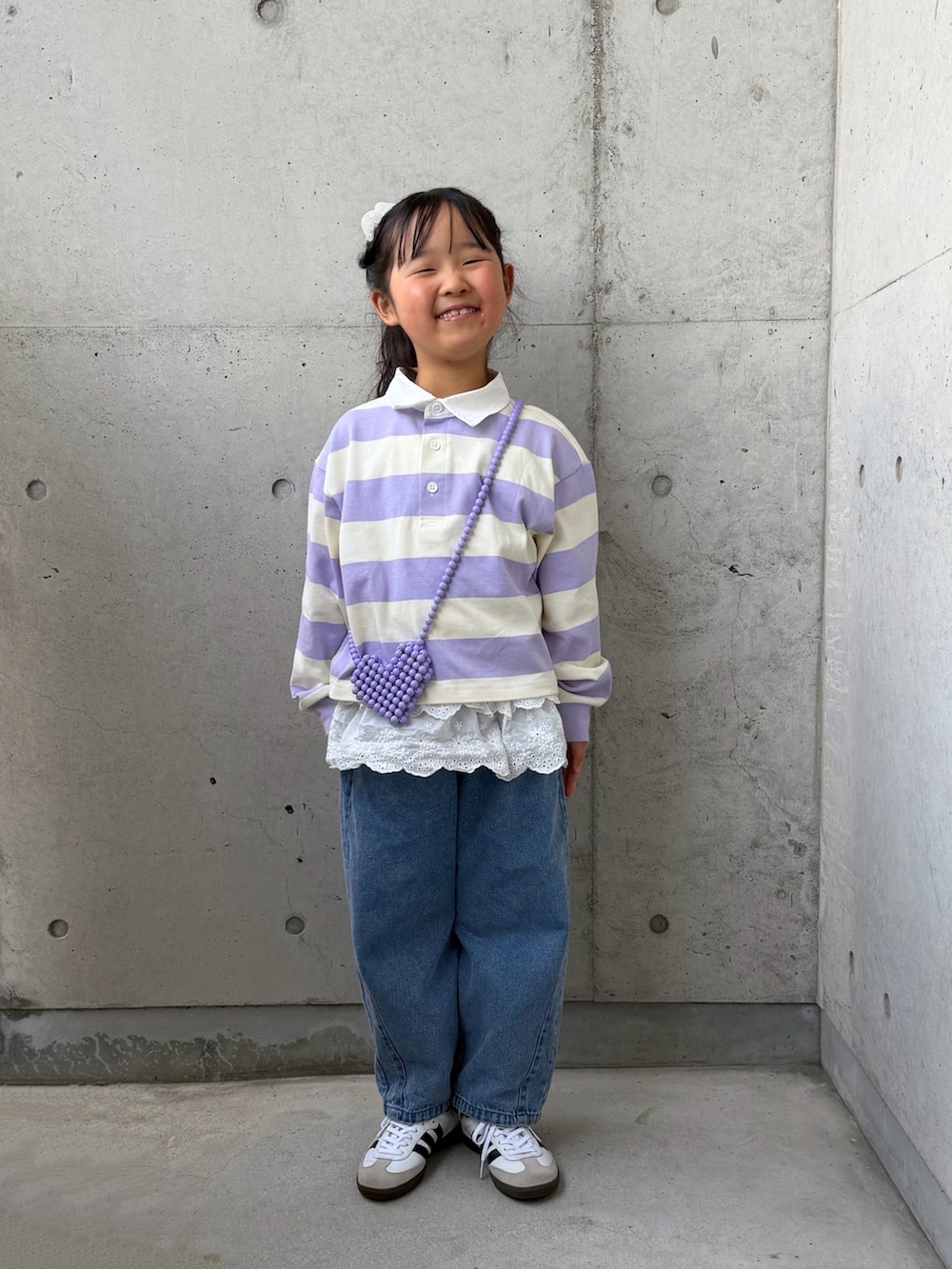 パープル系のTシャツ/カットソー、ホワイト系のトップス、ブルー系のパンツを着用したキッズの春コーディネートの3枚目の写真