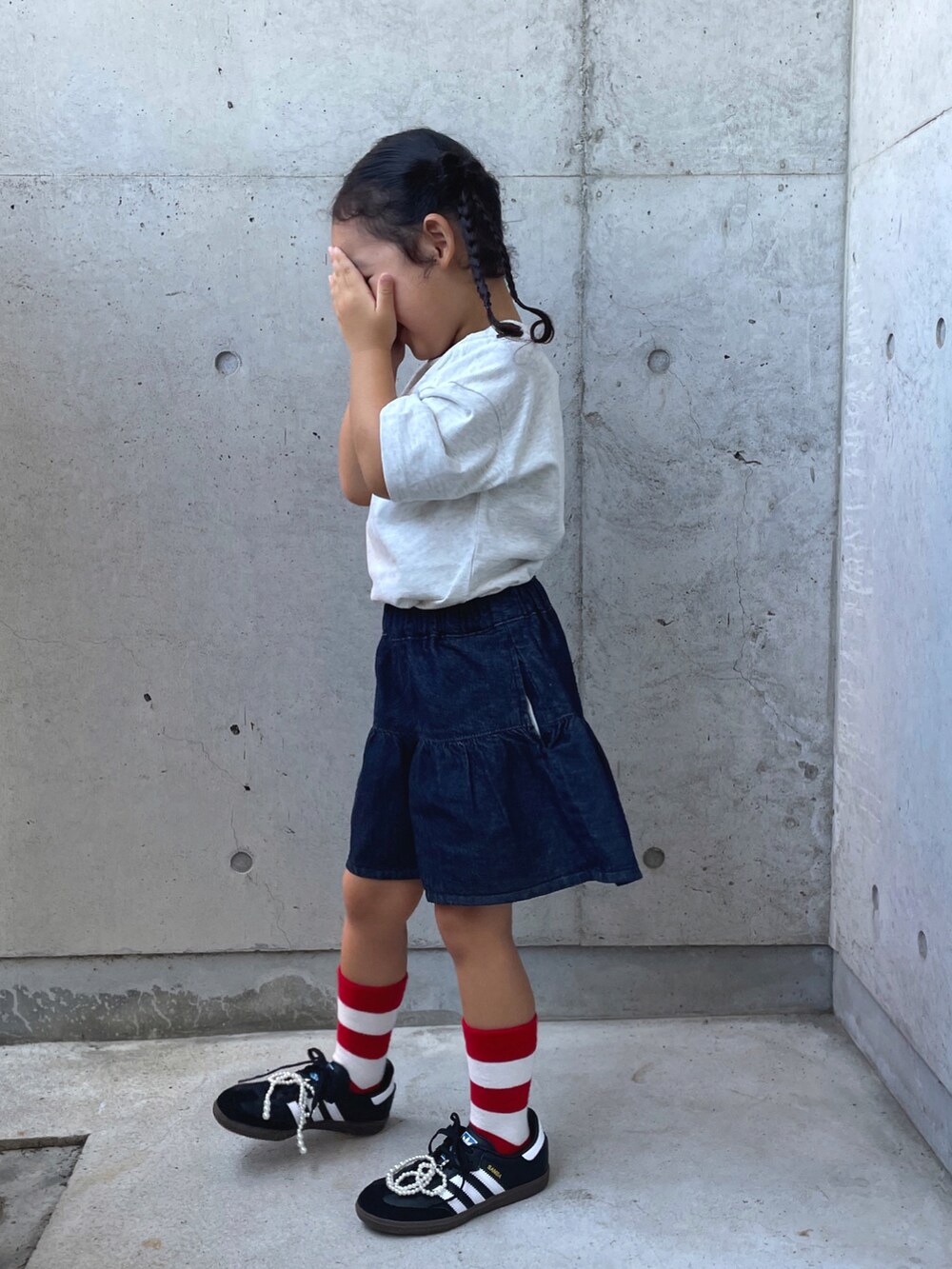 ブルー系のパンツ、グレー系のTシャツ/カットソー、ブラック系のスニーカーを着用したキッズの秋コーディネートの2枚目の写真