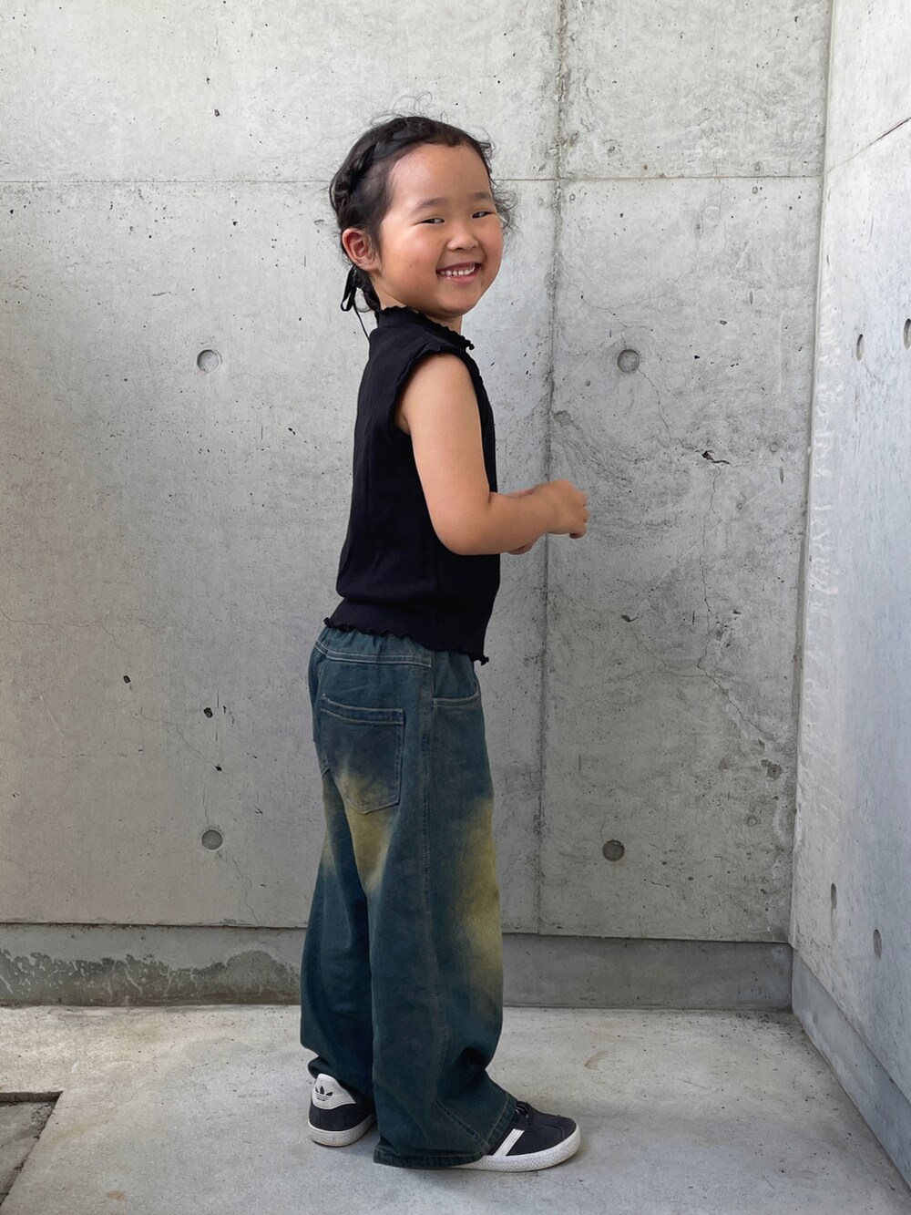 ブルー系のパンツ、ブラック系のトップス、ブラック系のスニーカーを着用したキッズの夏コーディネートの4枚目の写真