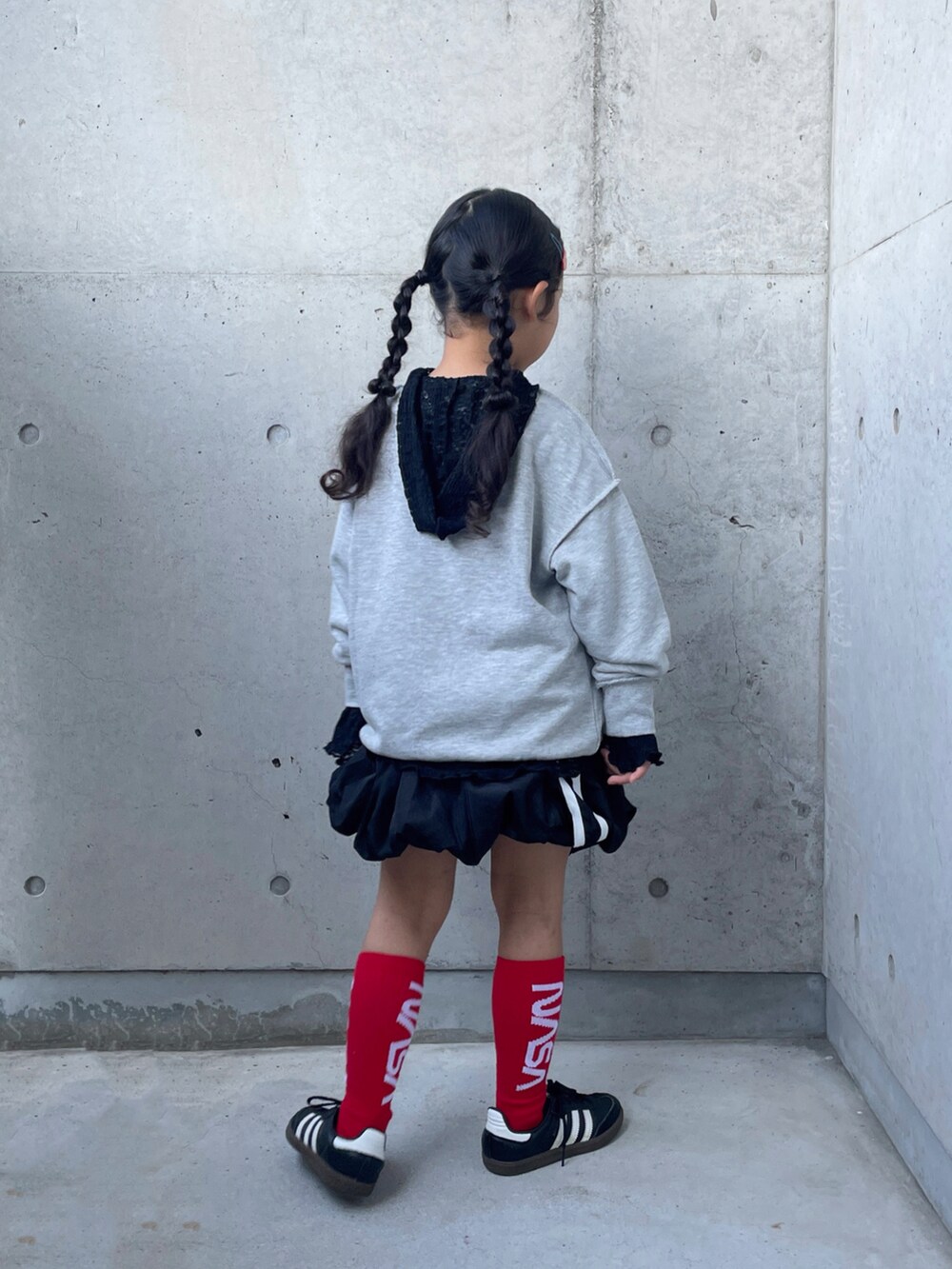 グレー系のTシャツ/カットソー、ブラック系のTシャツ/カットソー、ブラック系のスニーカーを着用したキッズの秋コーディネートの3枚目の写真