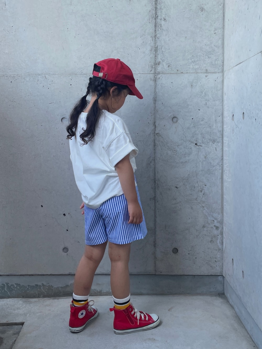 「ロゴT、ストライプ、ストライプパンツ、ラインソックス、ハイカットスニーカー、スニーカー、白Tシャツ、キャップ、キッズコーデ」｜「CONVERSEのconverse コンバース CHILD ALL STAR N Z HI キッズスニーカー(チャイルドオールスターNZHI)（スニーカー、レッド系）」を使った、ioooさん（キッズ・110cm）の夏コーディネートの3枚目の写真