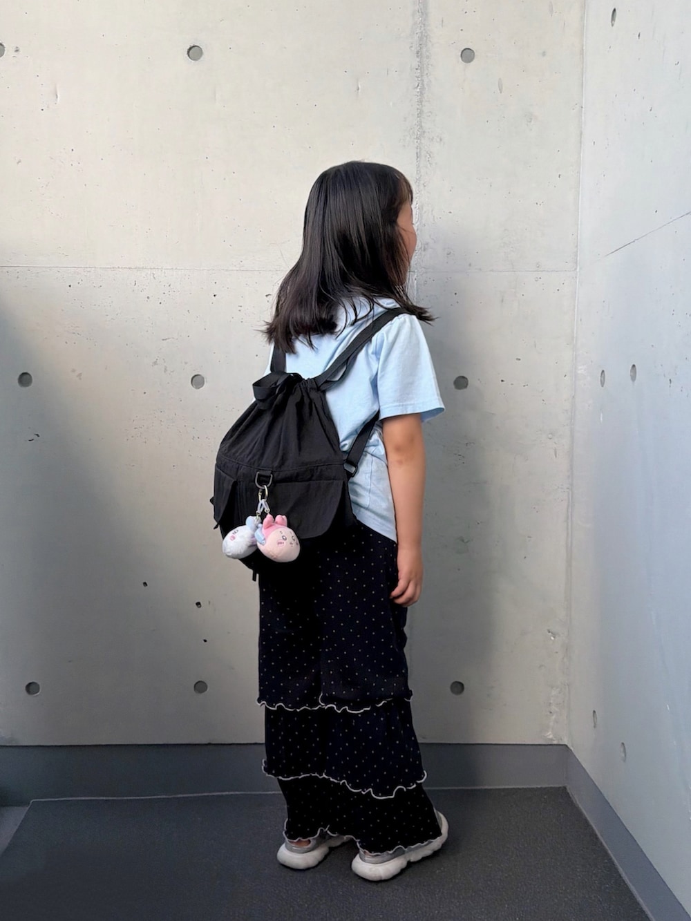 シルバー系のスニーカー、ブラック系のその他パンツ、ブラック系のバックパック/リュックを着用したキッズの夏コーディネートの2枚目の写真