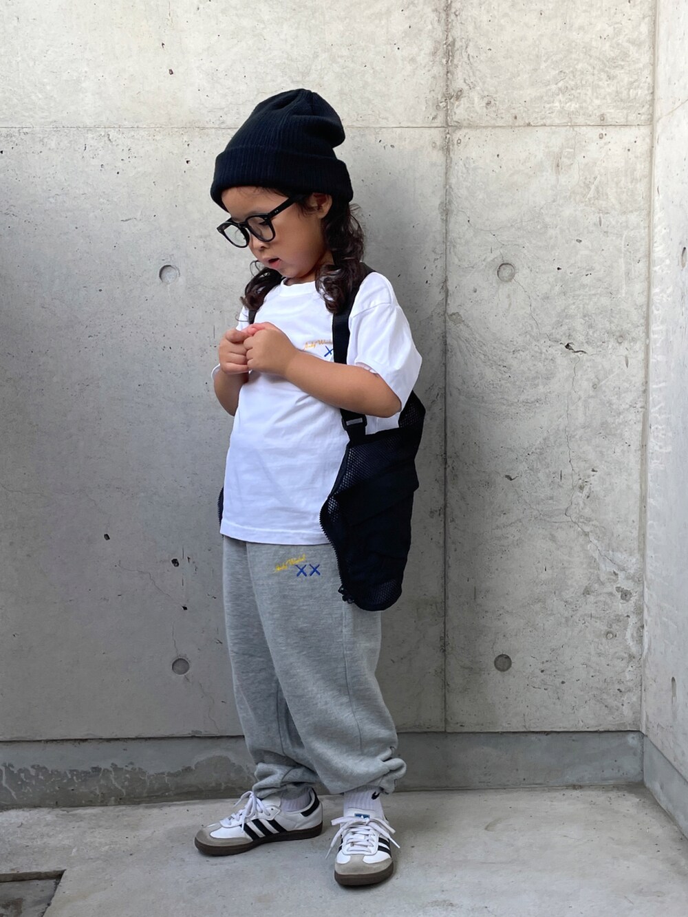 「アウトドアスタイル、秋コーデ、ベスト、白Tシャツ、スニーカー、ニット帽、メガネ女子、キッズコーデ、キッズファッション、カジュアルコーデ、メンズライク、スウェットパンツ、スウェット、モノトーン、UNIQLO」｜「WEGOのWEGO/2WAYショートビーニー（ニットキャップ/ビーニー、ブラック系）」を使った、ioooさん（キッズ・110cm）の秋コーディネートの5枚目の写真